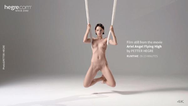 Skærmgreb #2 fra filmen Ariel Angel flyver højt
