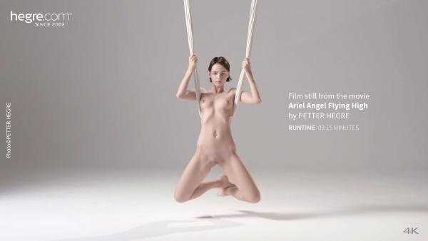 Skærmgreb #3 fra filmen Ariel Angel flyver højt