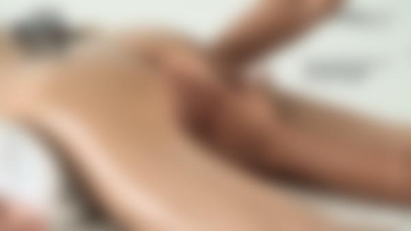 Екранна снимка №9 от филма Първият еротичен масаж