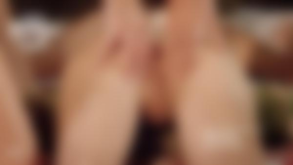 Ekrāna paņemšana #12 no filmas Savstarpējā lesbiešu tantras masāža