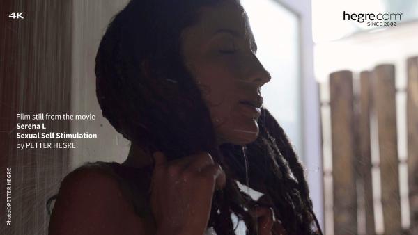 Skärmgrepp #2 från filmen Serena L Sexuell självstimulering