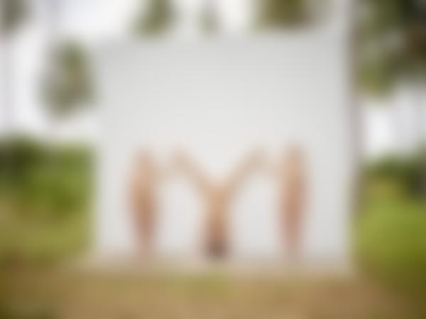 Immagine n.9 dalla galleria Ariel Marika Melena Maria nuda nella giungla