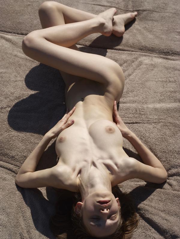 Gambar # 5 dari galeri Aya Beshen berjemur telanjang