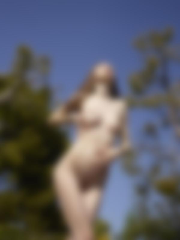 Gambar # 9 dari galeri Aya Beshen berjemur telanjang