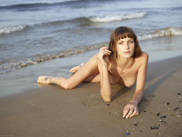 Gambar # 3 dari galeri Flora naked on the beach