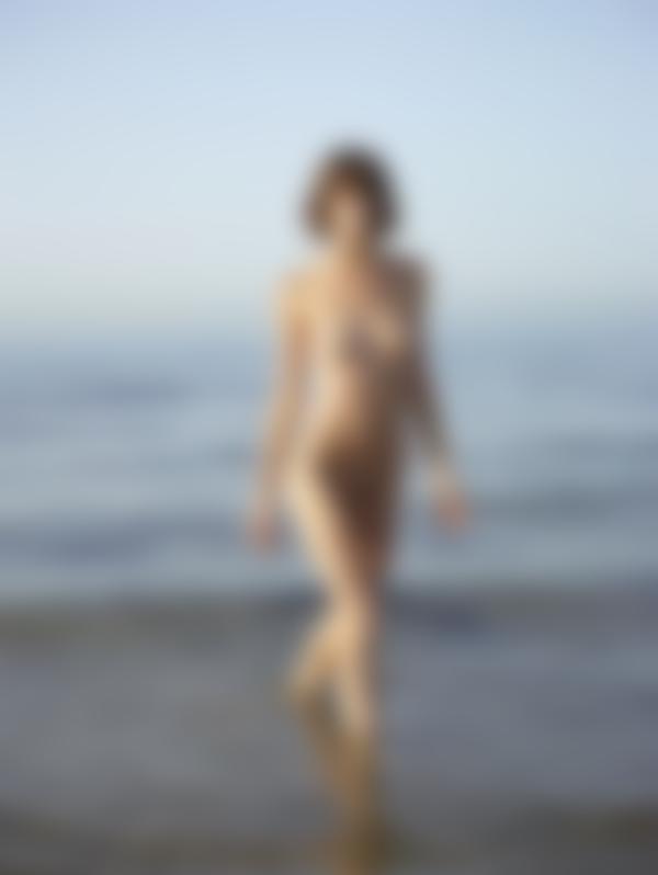 Gambar # 8 dari galeri Flora naked on the beach