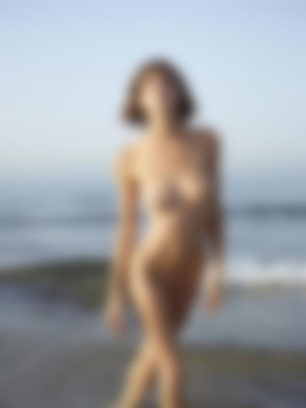 Gambar # 9 dari galeri Flora naked on the beach