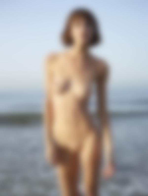 Image n° 10 de la galerie Flora nue sur la plage