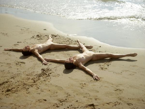 Image n° 2 de la galerie Julietta et Magdalena contorsions sur plage