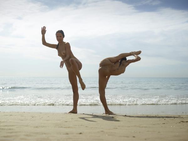 Image n° 4 de la galerie Julietta et Magdalena corps souples sur la plage