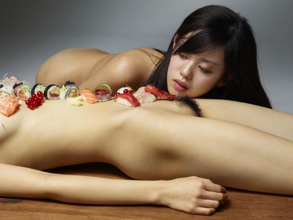 Gambar # 3 dari galeri Konata and Lulu sensual Sushi