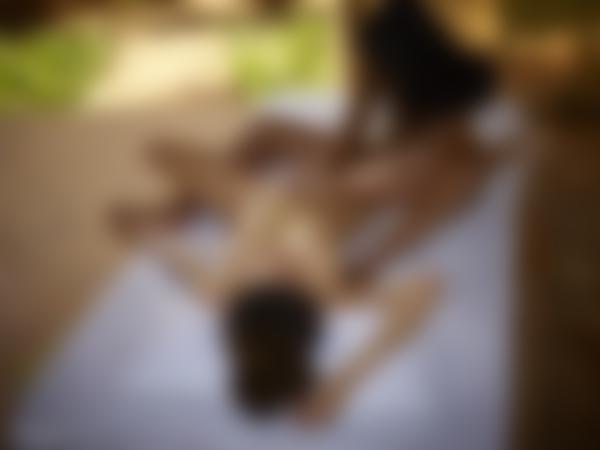 Bild #11 aus der Galerie Nuna und Serena L Sexuelle Heilung