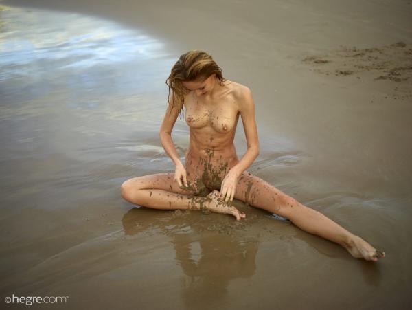 Image #7 from the gallery Sonya dirty beach girl